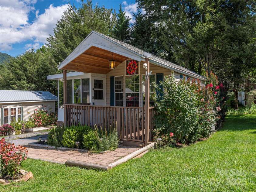 10 Valentine Drive, Maggie Valley, NC 28751.  MLS# CAR4297288, YatesRealty ID 7548. 