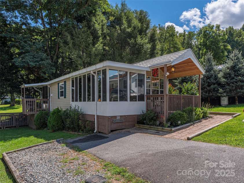 10 Valentine Drive, Maggie Valley, NC 28751.  MLS# CAR4297288, YatesRealty ID 7548. 