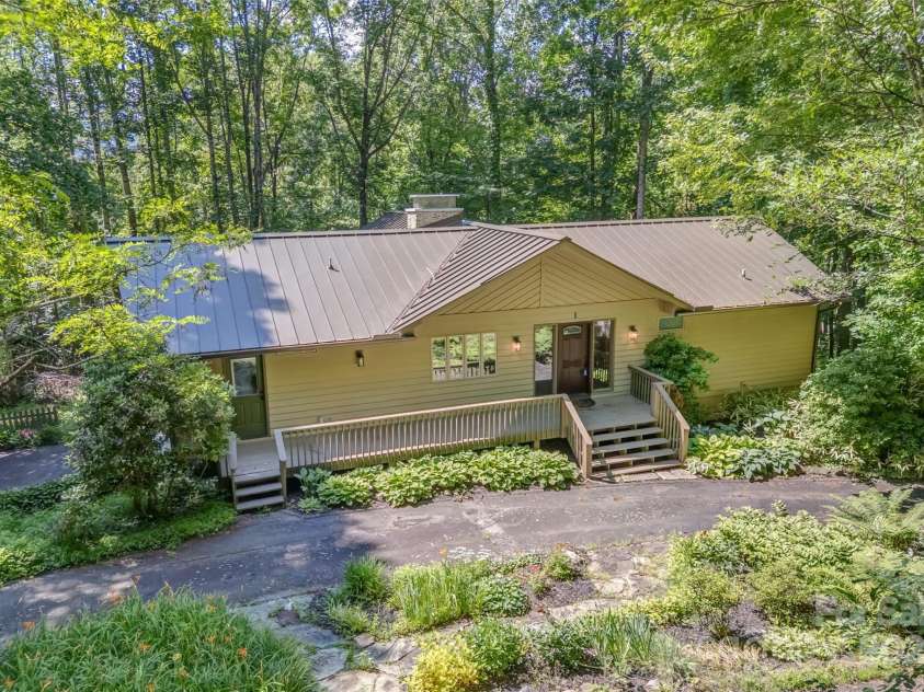 1 Sleepy Hollow Drive, Maggie Valley, NC 28751.  MLS# CAR4244763, YatesRealty ID 7549. 