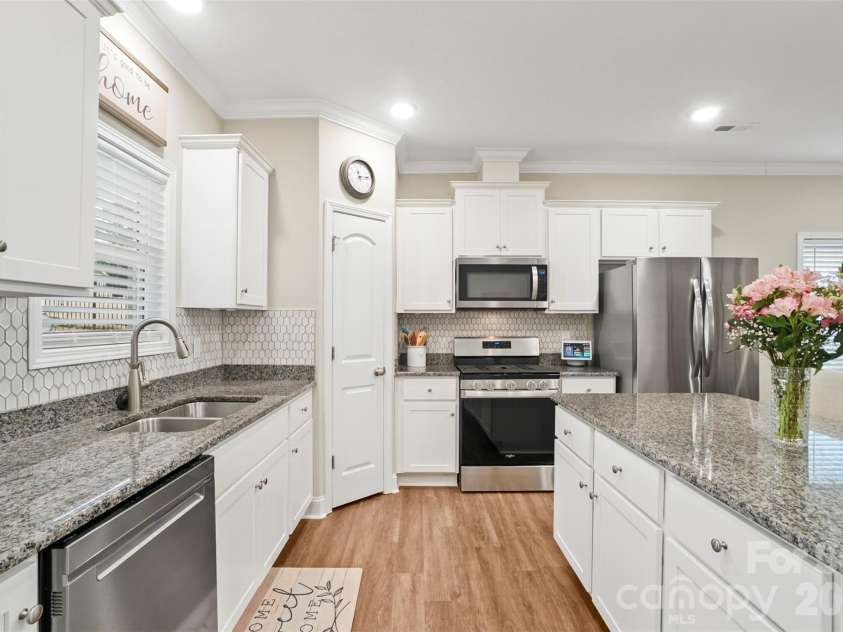 11249 Island VIew Lane, Lancaster, SC 29720.  MLS# CAR4333365, YatesRealty ID 7553. Kitchen SS appliances