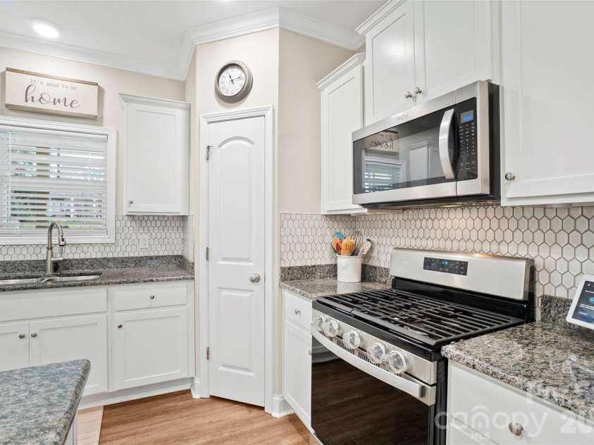 11249 Island VIew Lane, Lancaster, SC 29720.  MLS# CAR4333365, YatesRealty ID 7553. Kitchen vented gas stove