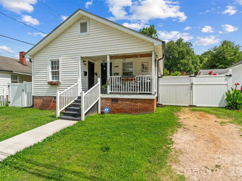 714 Pine Street, Kannapolis, NC 28081.  MLS# CAR4395619, YatesRealty ID 7556. 