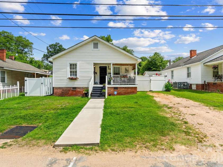 714 Pine Street, Kannapolis, NC 28081.  MLS# CAR4395619, YatesRealty ID 7556. 