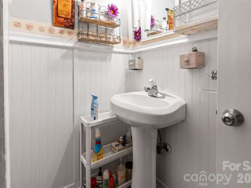 714 Pine Street, Kannapolis, NC 28081.  MLS# CAR4395619, YatesRealty ID 7556. 