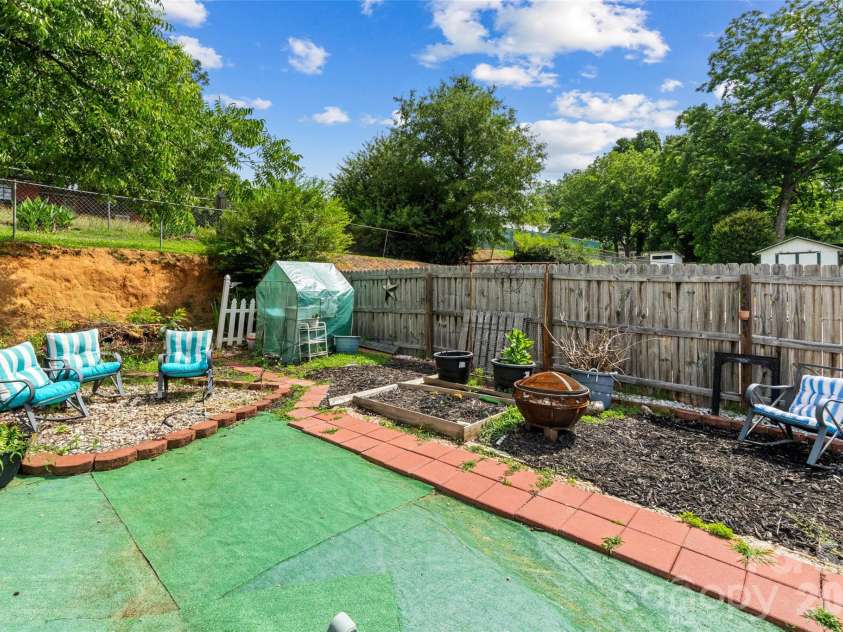 714 Pine Street, Kannapolis, NC 28081.  MLS# CAR4395619, YatesRealty ID 7556. 