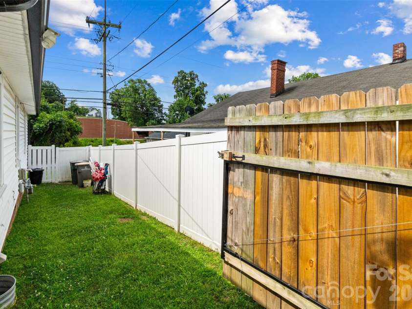 714 Pine Street, Kannapolis, NC 28081.  MLS# CAR4395619, YatesRealty ID 7556. 