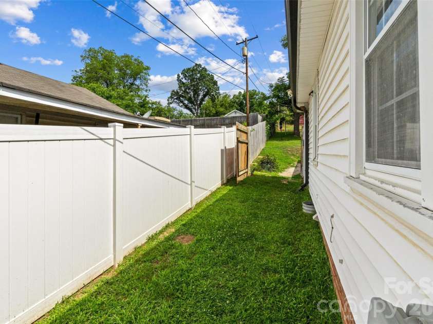714 Pine Street, Kannapolis, NC 28081.  MLS# CAR4395619, YatesRealty ID 7556. 