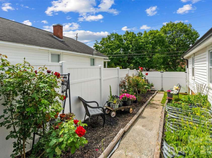 714 Pine Street, Kannapolis, NC 28081.  MLS# CAR4395619, YatesRealty ID 7556. 