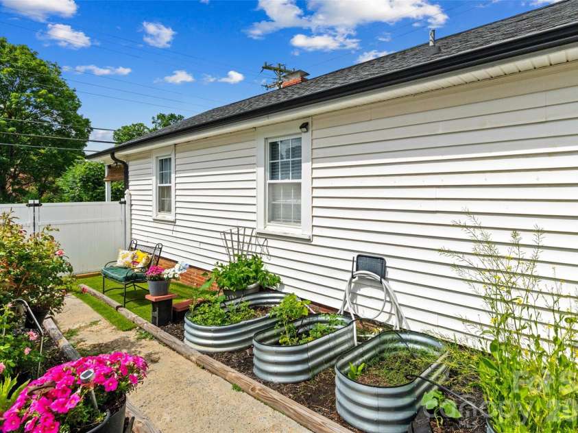 714 Pine Street, Kannapolis, NC 28081.  MLS# CAR4395619, YatesRealty ID 7556. 