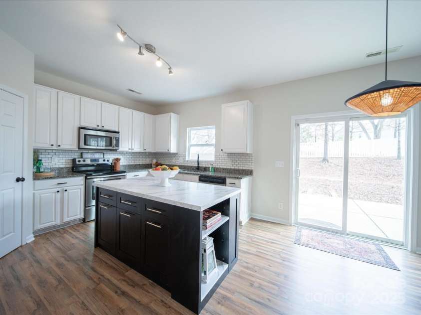 1120 Spicewood Pines Road, Fort Mill, SC 29708.  MLS# CAR4215795, YatesRealty ID 7563. Kitchen & Eat-In Breakfast area