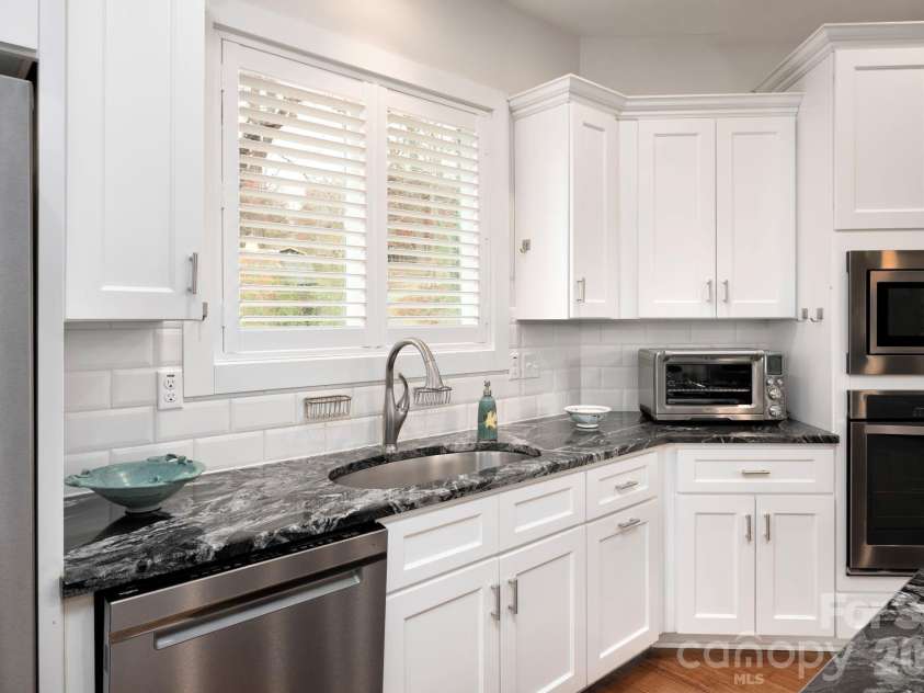 31 Central Avenue, Asheville, NC 28806.  MLS# CAR4355209, YatesRealty ID 7563. Clean Lines with Granite Countertops 