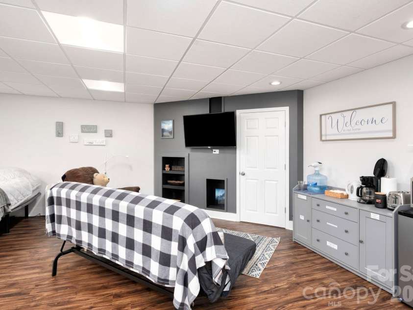 31 Central Avenue, Asheville, NC 28806.  MLS# CAR4355209, YatesRealty ID 7563. Homestay Kitchenette 