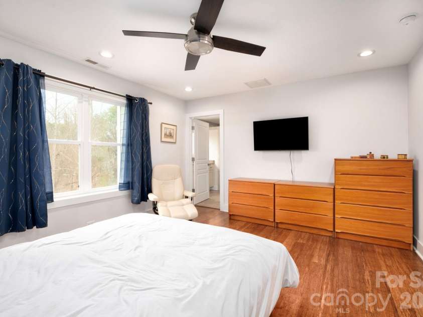 31 Central Avenue, Asheville, NC 28806.  MLS# CAR4355209, YatesRealty ID 7563. Primary Ensuite