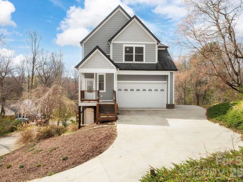 31 Central Avenue, Asheville, NC 28806.  MLS# CAR4355209, YatesRealty ID 7563. Sloping driveway is easy to exit with pass through on the right side.