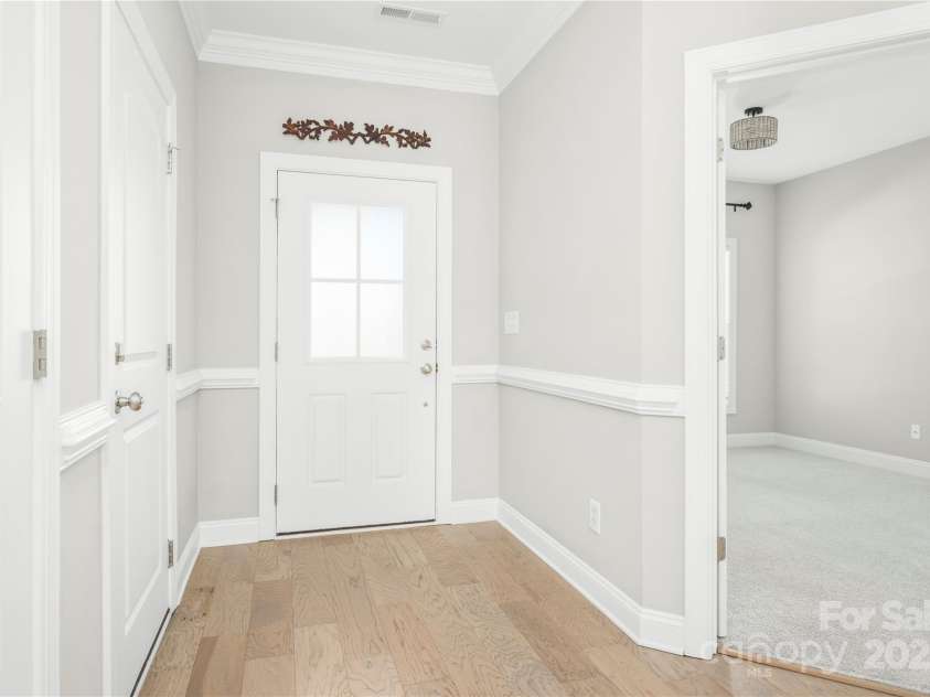 169 Turnberry Drive, Mocksville, NC 27028.  MLS# CAR4239304, YatesRealty ID 7567. Entry Hall