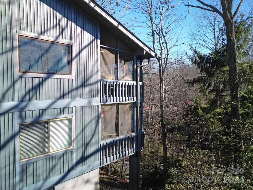 273 Tinequa Drive, Brevard, NC 28712.  MLS# CAR4204439, YatesRealty ID 757. 
