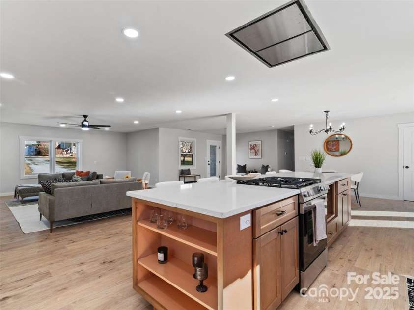 1109 Prestonwood Crossing, Hendersonville, NC 28739.  MLS# CAR4244047, YatesRealty ID 7571. 