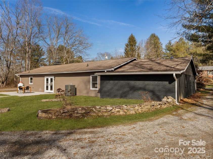 1109 Prestonwood Crossing, Hendersonville, NC 28739.  MLS# CAR4244047, YatesRealty ID 7571. 