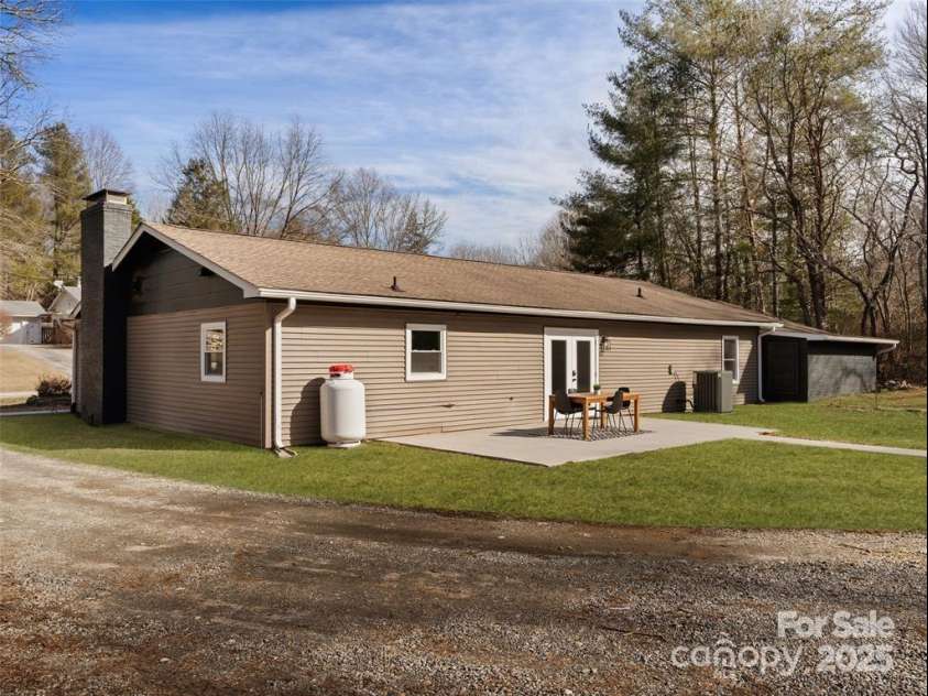 1109 Prestonwood Crossing, Hendersonville, NC 28739.  MLS# CAR4244047, YatesRealty ID 7571. 