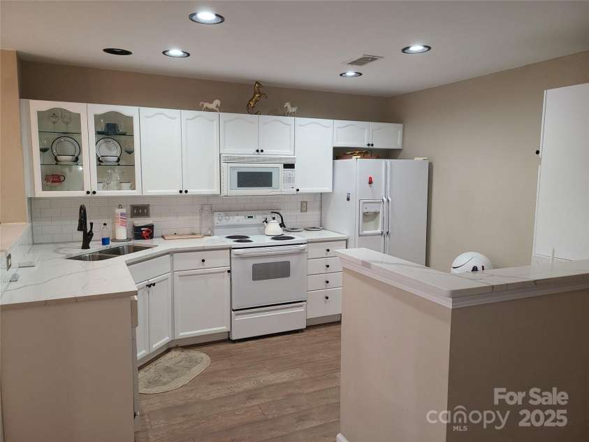 5963 Moose Lane, Charlotte, NC 28269.  MLS# CAR4232815, YatesRealty ID 7575. 