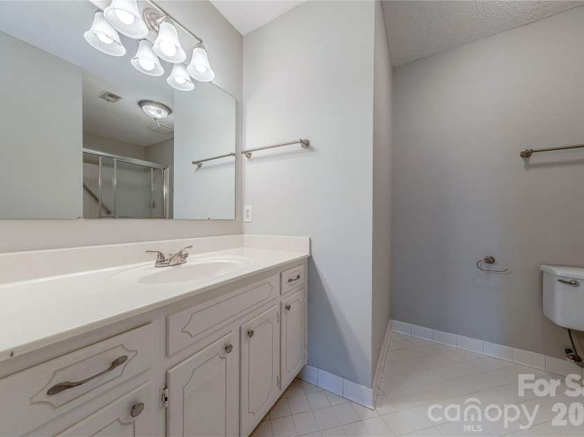2401 Quail Lake Drive, Charlotte, NC 28210.  MLS# CAR4360721, YatesRealty ID 7576. Bathroom 1