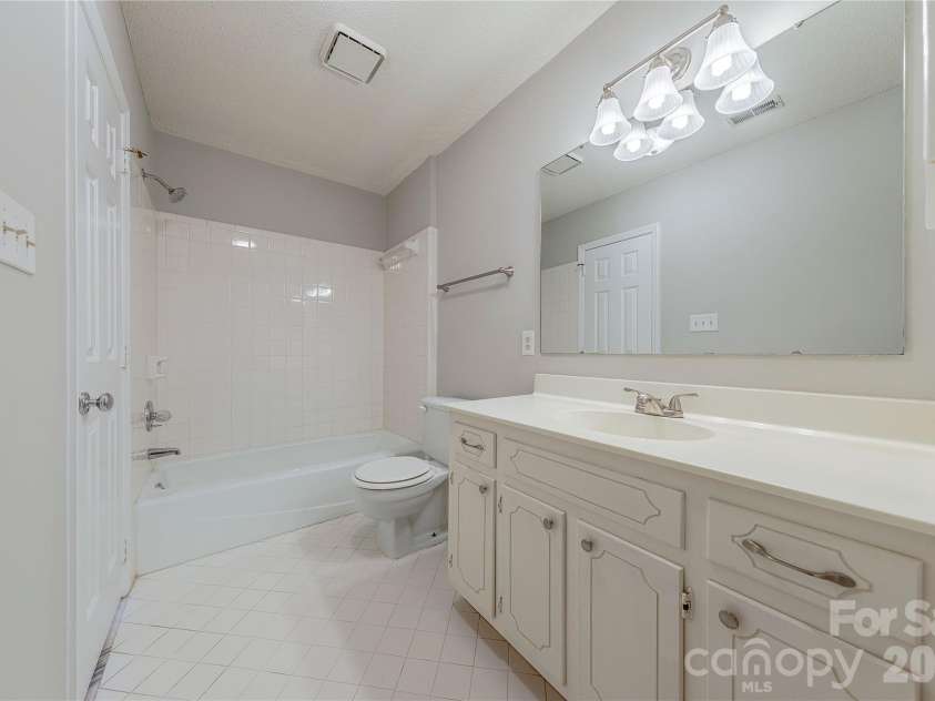 2401 Quail Lake Drive, Charlotte, NC 28210.  MLS# CAR4360721, YatesRealty ID 7576. Bathroom 2