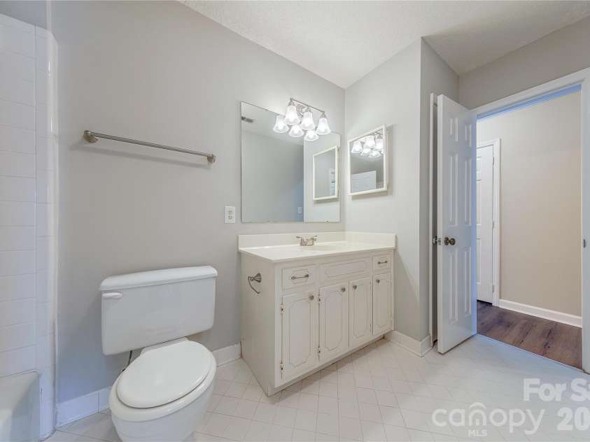 2401 Quail Lake Drive, Charlotte, NC 28210.  MLS# CAR4360721, YatesRealty ID 7576. Bathroom 2