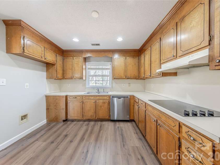 2401 Quail Lake Drive, Charlotte, NC 28210.  MLS# CAR4360721, YatesRealty ID 7576. Kitchen