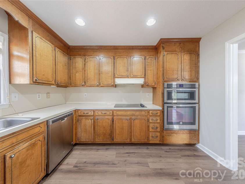 2401 Quail Lake Drive, Charlotte, NC 28210.  MLS# CAR4360721, YatesRealty ID 7576. Kitchen