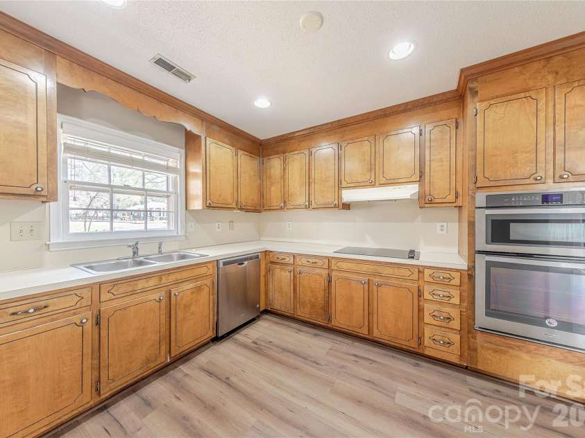 2401 Quail Lake Drive, Charlotte, NC 28210.  MLS# CAR4360721, YatesRealty ID 7576. Kitchen