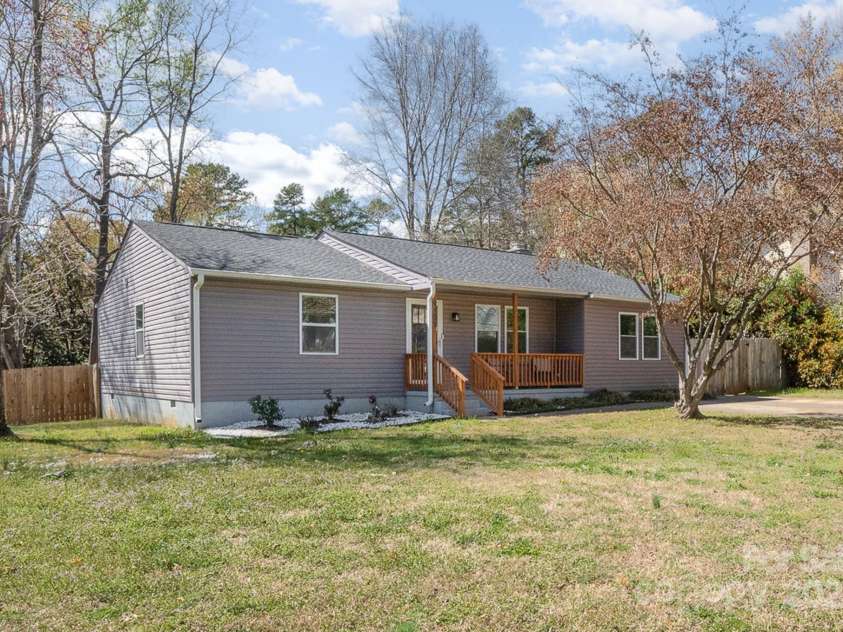 9105 Touchstone Lane, Charlotte, NC 28227.  MLS# CAR4235130, YatesRealty ID 7576. 