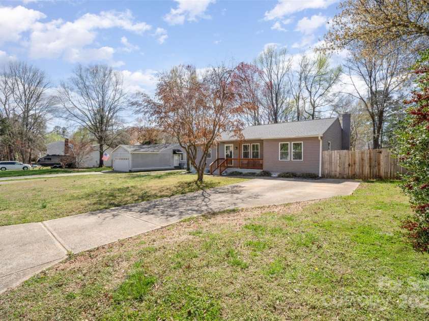 9105 Touchstone Lane, Charlotte, NC 28227.  MLS# CAR4235130, YatesRealty ID 7576. 