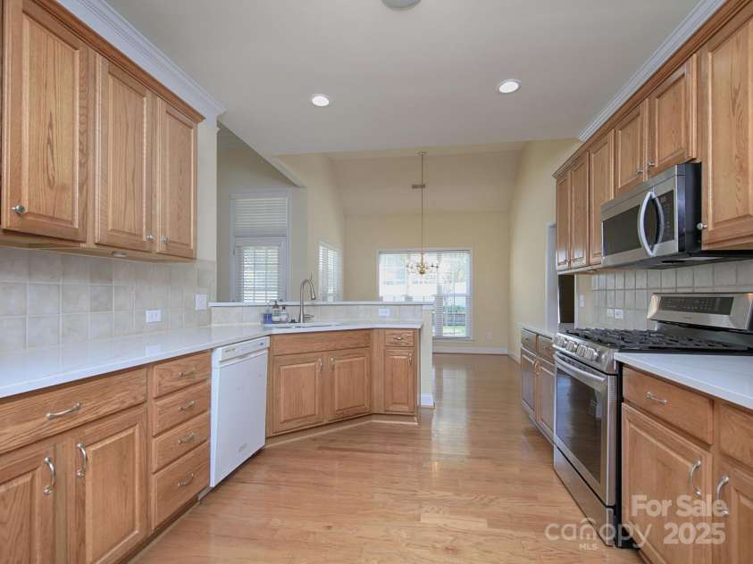 126 Dairy Farm Road, Mooresville, NC 28115.  MLS# CAR4245594, YatesRealty ID 7577. Lots of Cabinetry & Pantry for all your storage needs.