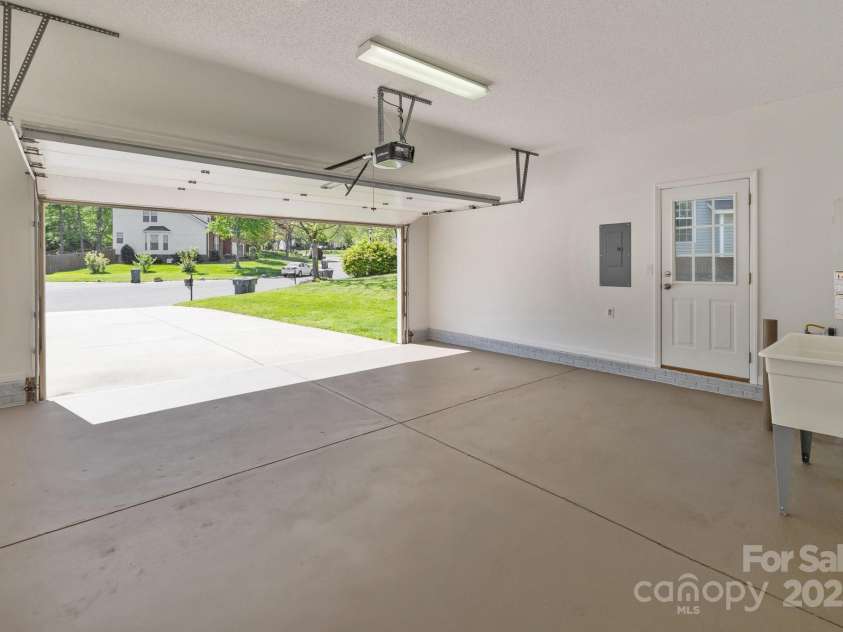 15002 Strathmoor Drive, Charlotte, NC 28277.  MLS# CAR4247911, YatesRealty ID 7578. 