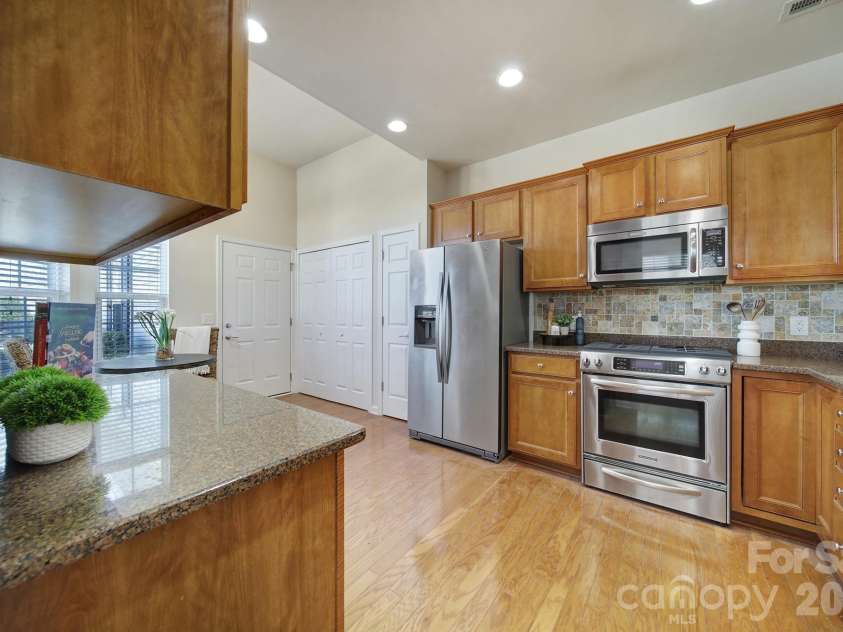 1488 River Bend Boulevard, Fort Mill, SC 29707.  MLS# CAR4329801, YatesRealty ID 7583. Kitchen is spacious with recess lighting, granite countertops, backsplash and stainless steel appliances.  