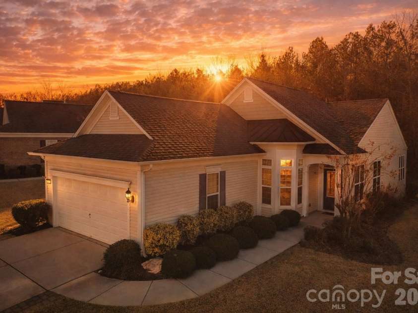 1488 River Bend Boulevard, Fort Mill, SC 29707.  MLS# CAR4329801, YatesRealty ID 7583. One story home that has a sunroom and backs up to a private, wooded area