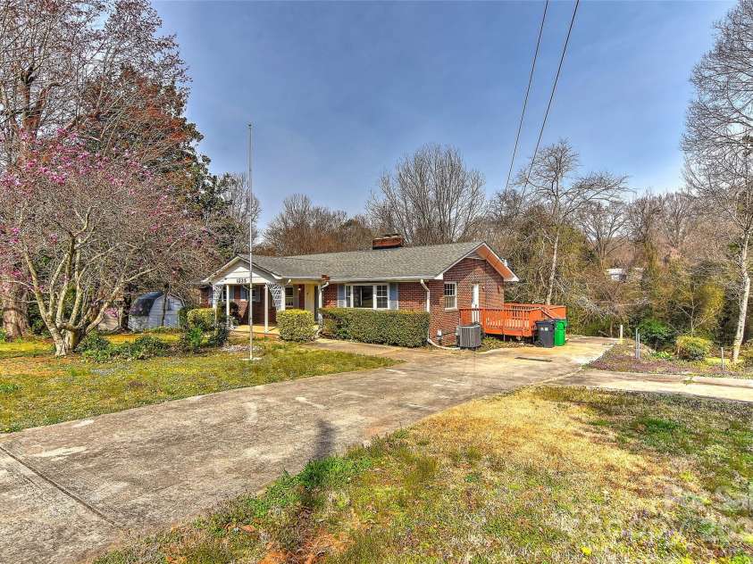 1235 Robinhood Circle, Charlotte, NC 28227.  MLS# CAR4231170, YatesRealty ID 7584. 