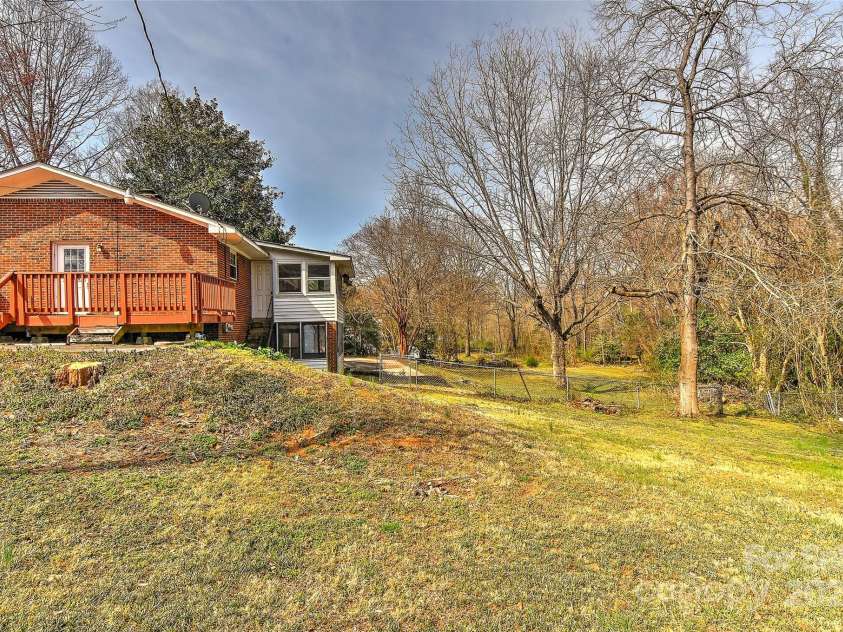 1235 Robinhood Circle, Charlotte, NC 28227.  MLS# CAR4231170, YatesRealty ID 7584. 