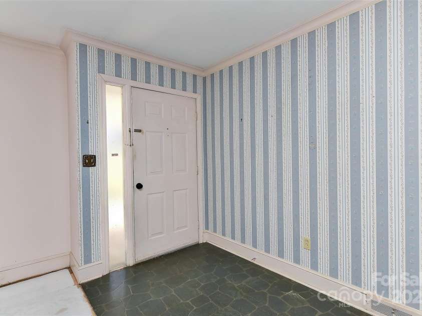 1235 Robinhood Circle, Charlotte, NC 28227.  MLS# CAR4231170, YatesRealty ID 7584. 