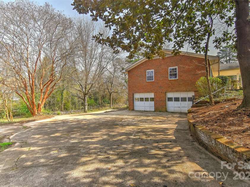 1235 Robinhood Circle, Charlotte, NC 28227.  MLS# CAR4231170, YatesRealty ID 7584. 