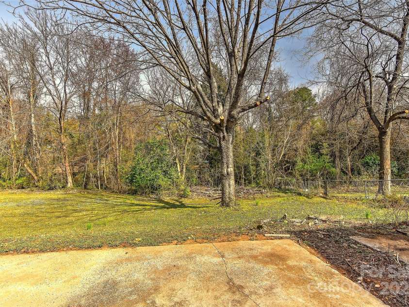 1235 Robinhood Circle, Charlotte, NC 28227.  MLS# CAR4231170, YatesRealty ID 7584. 