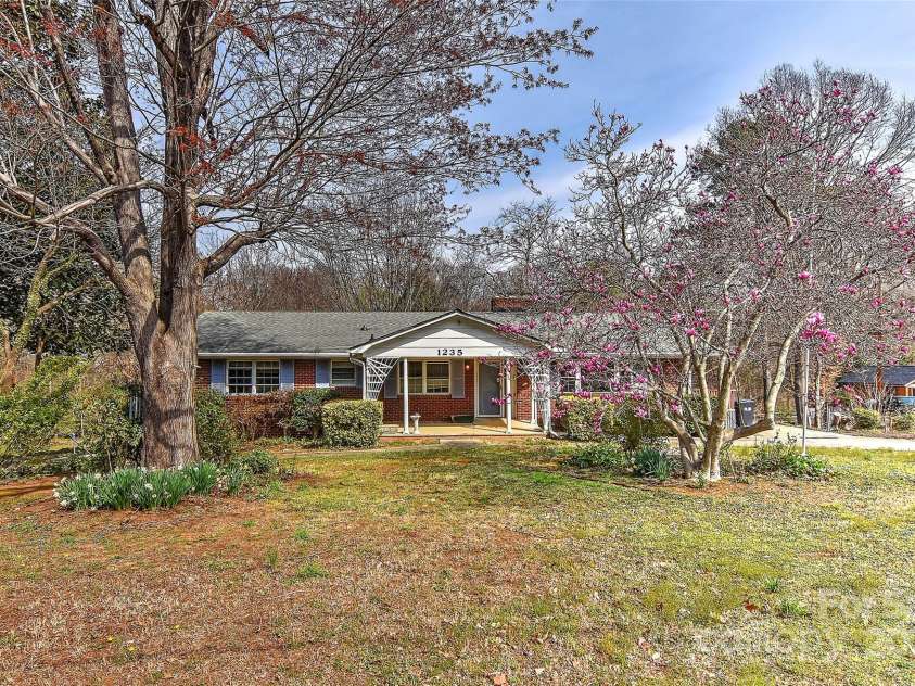 1235 Robinhood Circle, Charlotte, NC 28227.  MLS# CAR4231170, YatesRealty ID 7584. 