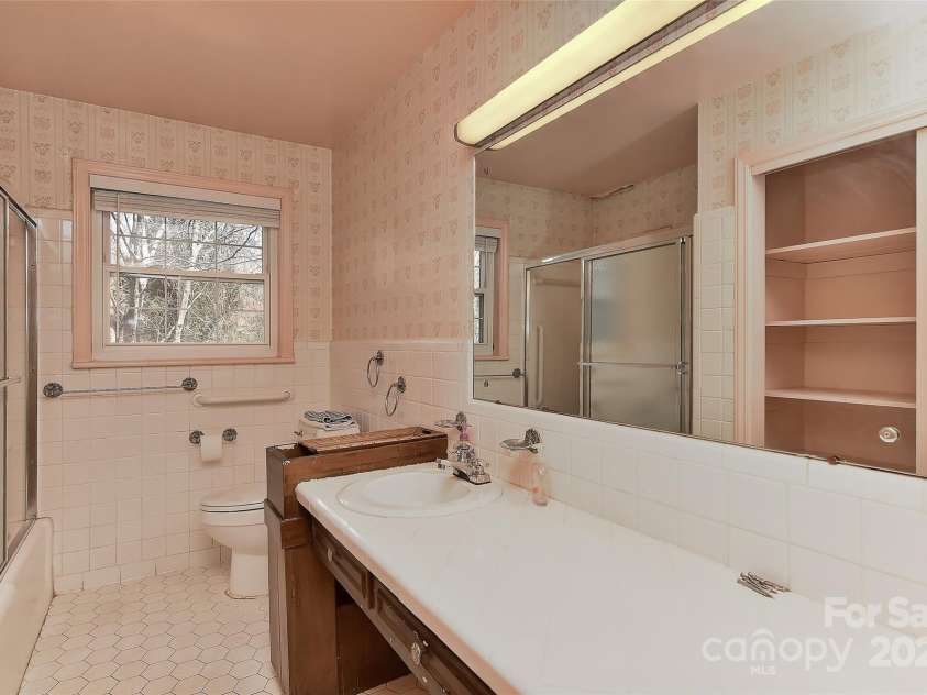 1235 Robinhood Circle, Charlotte, NC 28227.  MLS# CAR4231170, YatesRealty ID 7584. 