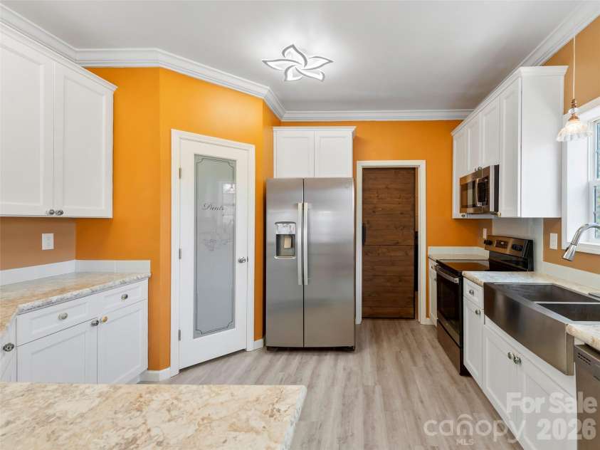 83 Moss Hill Drive, Hendersonville, NC 28792.  MLS# CAR4327286, YatesRealty ID 7589. 