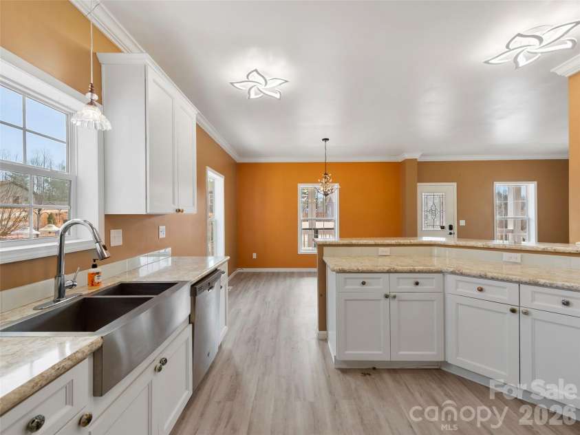 83 Moss Hill Drive, Hendersonville, NC 28792.  MLS# CAR4327286, YatesRealty ID 7589. 