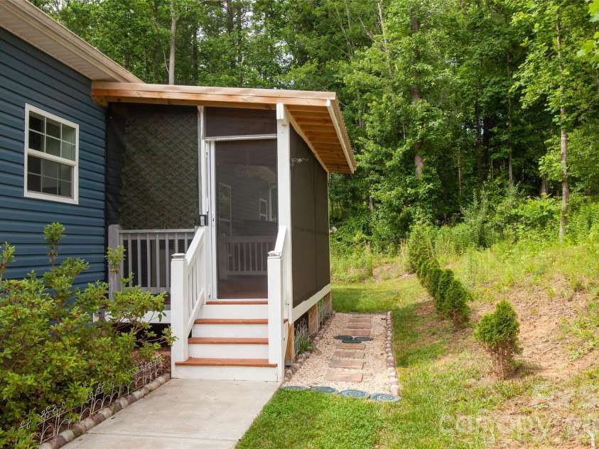 83 Moss Hill Drive, Hendersonville, NC 28792.  MLS# CAR4327286, YatesRealty ID 7589. 