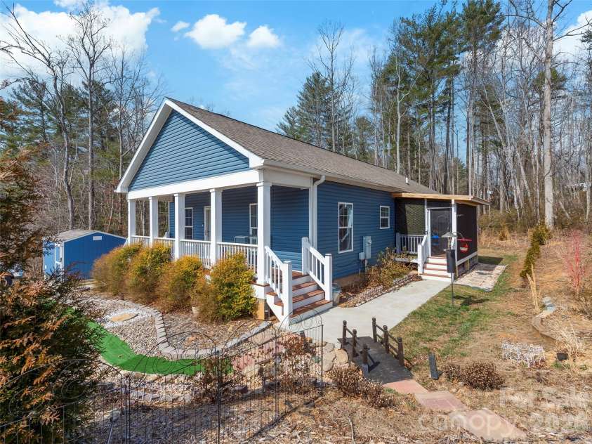 83 Moss Hill Drive, Hendersonville, NC 28792.  MLS# CAR4327286, YatesRealty ID 7589. 