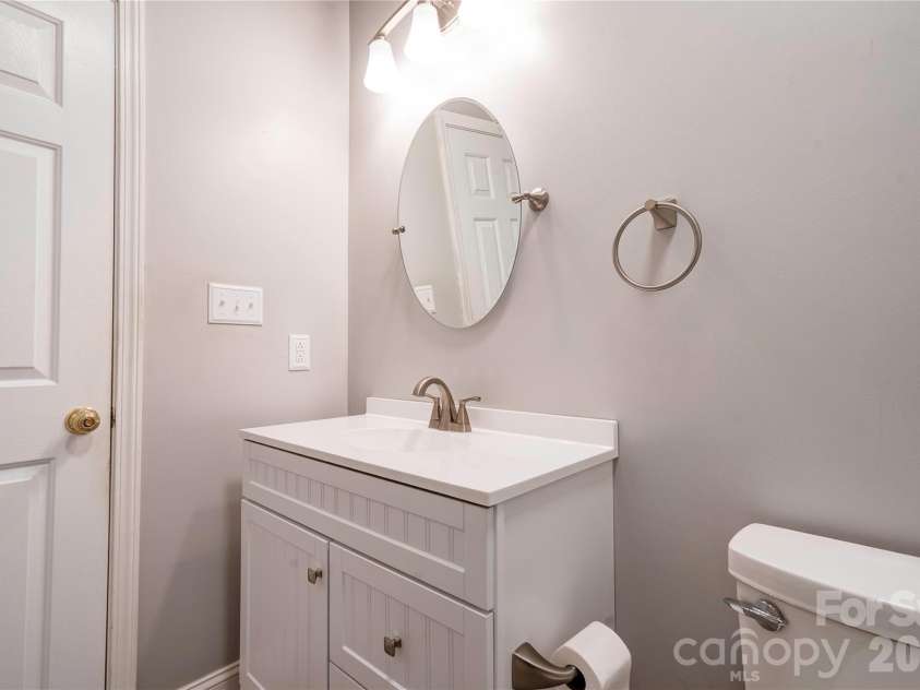 150 Columns Circle, Shelby, NC 28150.  MLS# CAR4323009, YatesRealty ID 7590. Bathroom 2