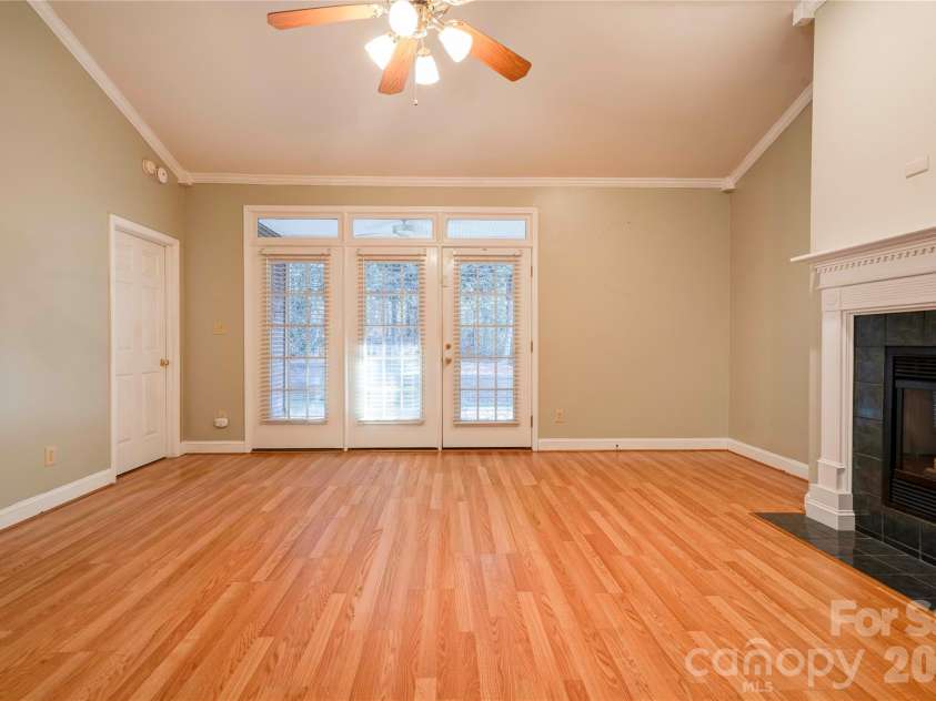 150 Columns Circle, Shelby, NC 28150.  MLS# CAR4323009, YatesRealty ID 7590. Living Room