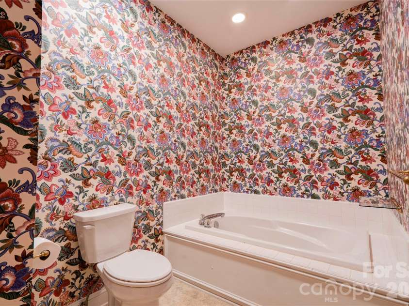 150 Columns Circle, Shelby, NC 28150.  MLS# CAR4323009, YatesRealty ID 7590. Primary Bath